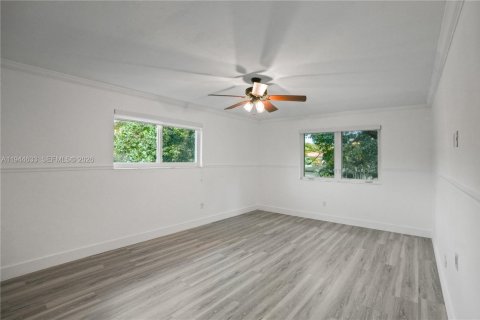 House in Coral Gables, Florida 3 bedrooms, 168.34 sq.m. № 2003426 - photo 16