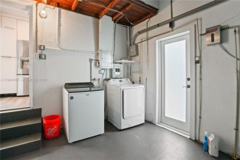 House in Coral Gables, Florida 3 bedrooms, 168.34 sq.m. № 2003426 - photo 23