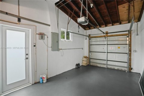 House in Coral Gables, Florida 3 bedrooms, 168.34 sq.m. № 2003426 - photo 24