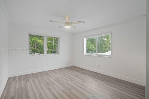 House in Coral Gables, Florida 3 bedrooms, 168.34 sq.m. № 2003426 - photo 19