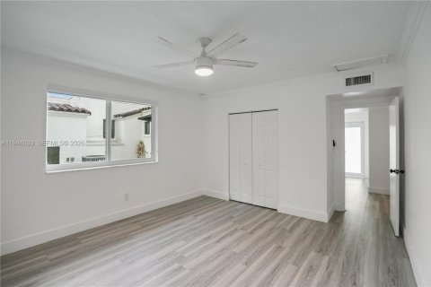 House in Coral Gables, Florida 3 bedrooms, 168.34 sq.m. № 2003426 - photo 20