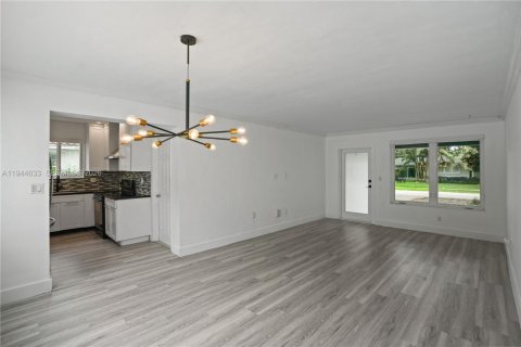 House in Coral Gables, Florida 3 bedrooms, 168.34 sq.m. № 2003426 - photo 7