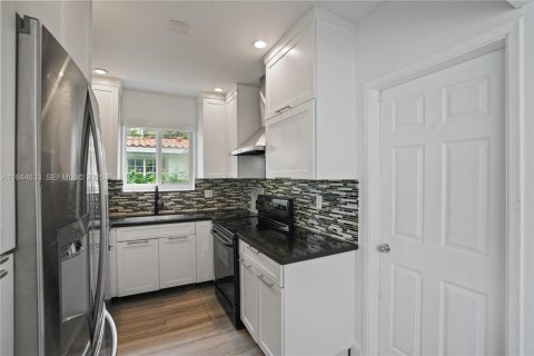 House in Coral Gables, Florida 3 bedrooms, 168.34 sq.m. № 2003426 - photo 10