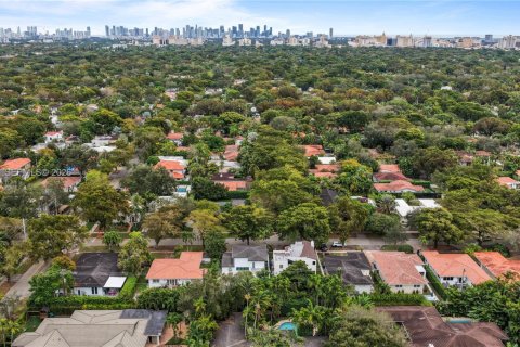 House in Coral Gables, Florida 3 bedrooms, 168.34 sq.m. № 2003426 - photo 28
