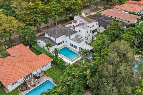 House in Coral Gables, Florida 3 bedrooms, 168.34 sq.m. № 2003426 - photo 25