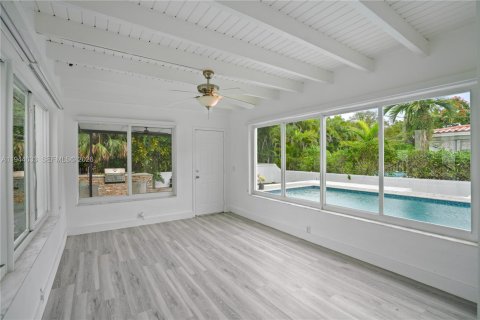House in Coral Gables, Florida 3 bedrooms, 168.34 sq.m. № 2003426 - photo 11