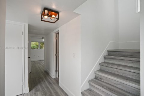 House in Coral Gables, Florida 3 bedrooms, 168.34 sq.m. № 2003426 - photo 15