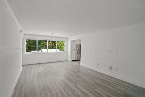 House in Coral Gables, Florida 3 bedrooms, 168.34 sq.m. № 2003426 - photo 6