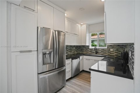 House in Coral Gables, Florida 3 bedrooms, 168.34 sq.m. № 2003426 - photo 9