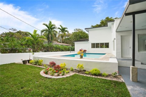 House in Coral Gables, Florida 3 bedrooms, 168.34 sq.m. № 2003426 - photo 3