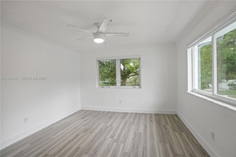 House in Coral Gables, Florida 3 bedrooms, 168.34 sq.m. № 2003426 - photo 14