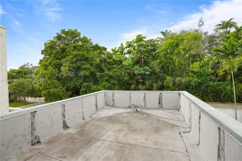 House in Coral Gables, Florida 3 bedrooms, 168.34 sq.m. № 2003426 - photo 22