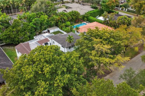 House in Coral Gables, Florida 3 bedrooms, 168.34 sq.m. № 2003426 - photo 27