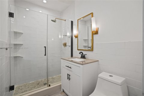 House in Coral Gables, Florida 3 bedrooms, 168.34 sq.m. № 2003426 - photo 18