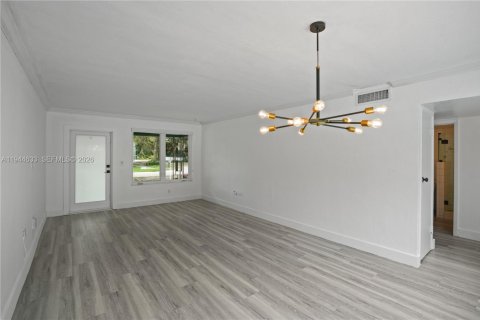 House in Coral Gables, Florida 3 bedrooms, 168.34 sq.m. № 2003426 - photo 8