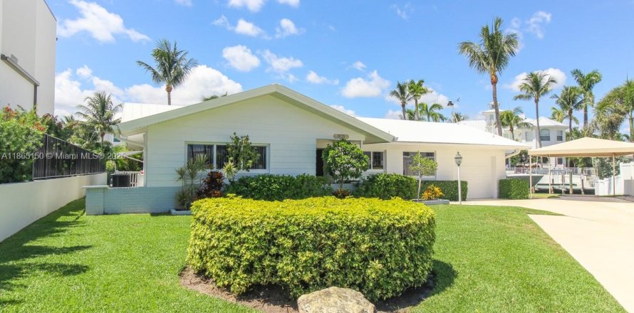 House in Jupiter, Florida 3 bedrooms, 137.12 sq.m. № 1893426