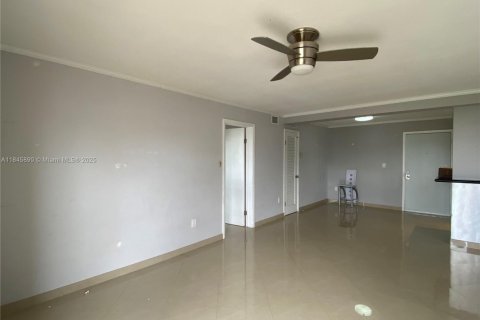 Снять в аренду кондоминиум в Майами-Бич, Флорида 2 спальни, 101.45м2, № 1888828 - фото 2