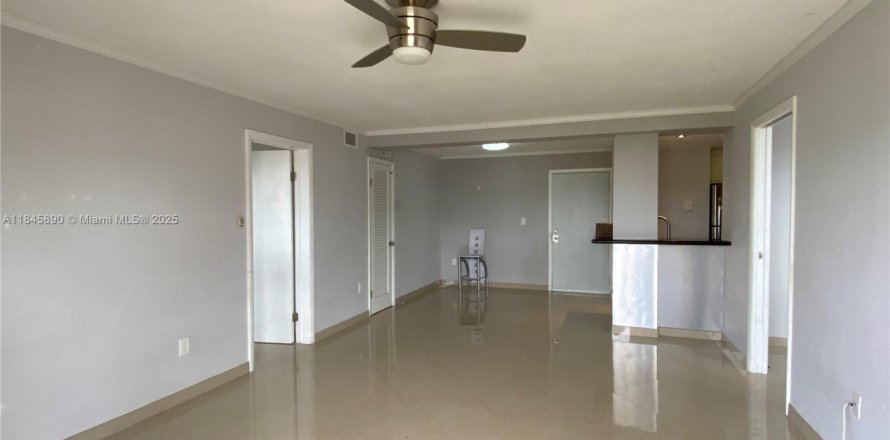 Condo in Miami Beach, Florida, 2 bedrooms № 1888828