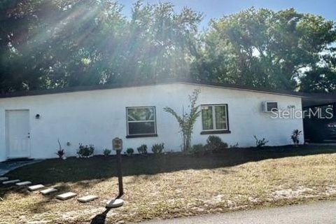 Commercial property in Zephyrhills, Florida 5 bedrooms, 156.08 sq.m. № 2433303