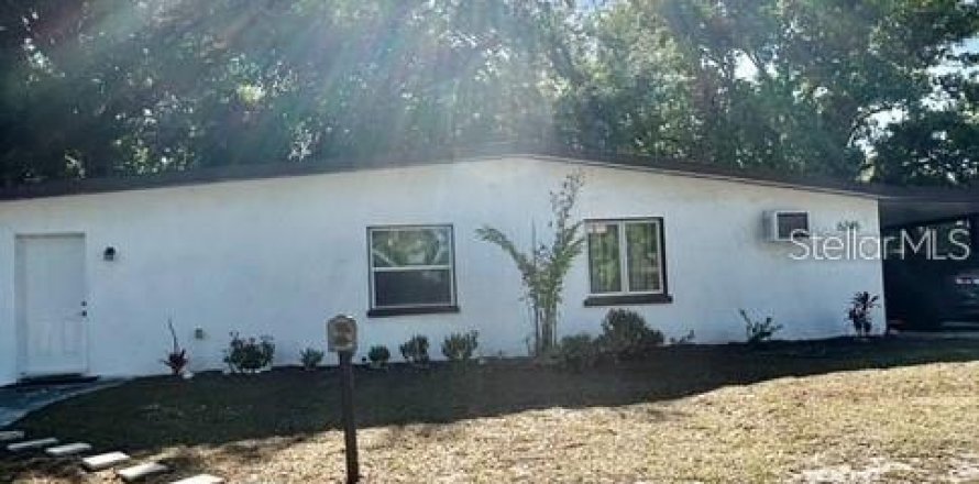 Commercial property in Zephyrhills, Florida 5 bedrooms, 156.08 sq.m. № 2433303