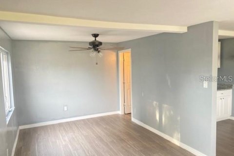 Commercial property in Zephyrhills, Florida 5 bedrooms, 156.08 sq.m. № 2433303 - photo 4