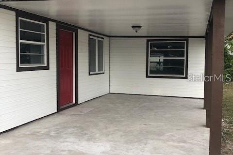 Commercial property in Zephyrhills, Florida 5 bedrooms, 156.08 sq.m. № 2433303 - photo 2