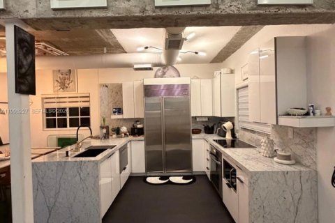 Condominio en alquiler en Miami, Florida, 3 dormitorios, 110.55 m2 № 2060895 - foto 4