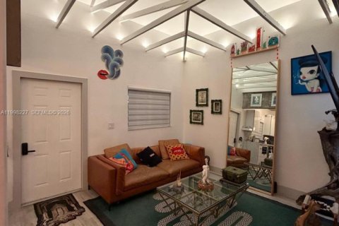 Condominio en alquiler en Miami, Florida, 3 dormitorios, 110.55 m2 № 2060895 - foto 2