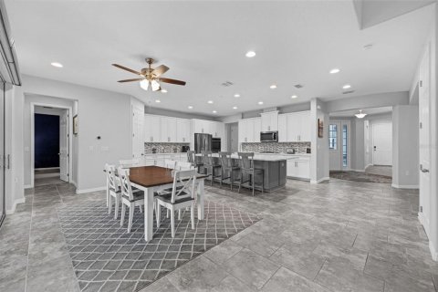 House in Winter Garden, Florida 6 bedrooms, 433.57 sq.m. № 1846960 - photo 5