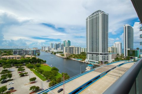 Condo in Hallandale Beach, Florida, 2 bedrooms  № 1702959 - photo 11