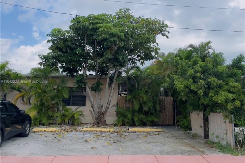 Casa en venta en Miami Beach, Florida, 4 dormitorios № 2000277 - foto 13