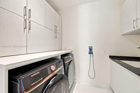 Copropriété à vendre à Miami, Floride: 3 chambres, 181.81 m2 № 2385536 - photo 24