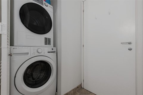 Купить кондоминиум в Майами, Флорида 1 спальня, 50.63м2, № 2251588 - фото 23