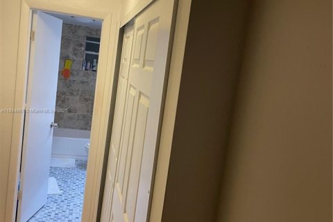 Copropriété à vendre à Miami, Floride: 1 chambre, 106.74 m2 № 1850895 - photo 6