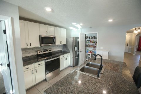 Casa en venta en Zephyrhills, Florida, 3 dormitorios, 157 m2 № 1723775 - foto 12