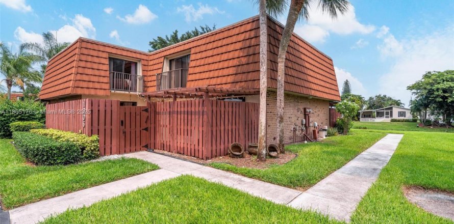 Townhouse in Davie, Florida 3 bedrooms, 153.66 sq.m. № 1893131