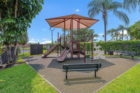 Townhouse in Davie, Florida 3 bedrooms, 153.66 sq.m. № 1893131 - photo 30