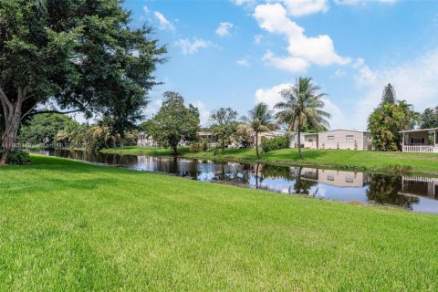 Townhouse in Davie, Florida 3 bedrooms, 153.66 sq.m. № 1893131 - photo 29