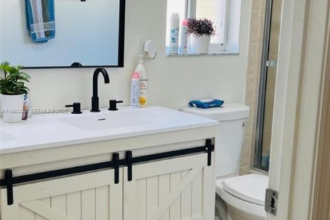 House in Miramar, Florida 4 bedrooms, 155.33 sq.m. № 2045356 - photo 5