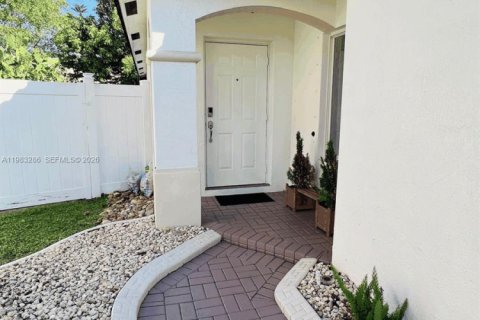 House in Miramar, Florida 4 bedrooms, 155.33 sq.m. № 2045356 - photo 2