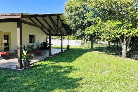 House in Miramar, Florida 4 bedrooms, 155.33 sq.m. № 2045356 - photo 9