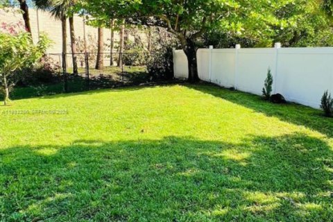 House in Miramar, Florida 4 bedrooms, 155.33 sq.m. № 2045356 - photo 10