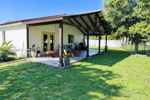 House in Miramar, Florida 4 bedrooms, 155.33 sq.m. № 2045356 - photo 6