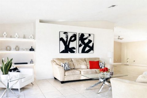 House in Miramar, Florida 4 bedrooms, 155.33 sq.m. № 2045356 - photo 3