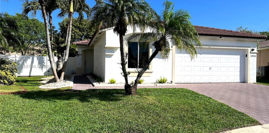 House in Miramar, Florida 4 bedrooms, 155.33 sq.m. № 2045356