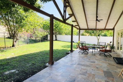 House in Miramar, Florida 4 bedrooms, 155.33 sq.m. № 2045356 - photo 8