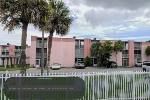 Condominio en alquiler en Miami, Florida, 2 dormitorios, 74.32 m2 № 2029980 - foto 9