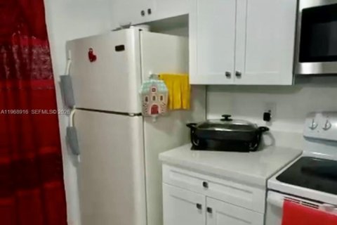 Condominio en alquiler en Miami, Florida, 2 dormitorios, 74.32 m2 № 2029980 - foto 2