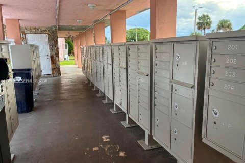 Condominio en alquiler en Miami, Florida, 2 dormitorios, 74.32 m2 № 2029980 - foto 8