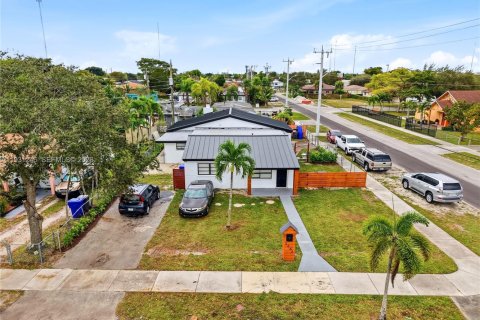 Купить коммерческую недвижимость в Холливуд, Флорида 194.91м2, № 1996387 - фото 2